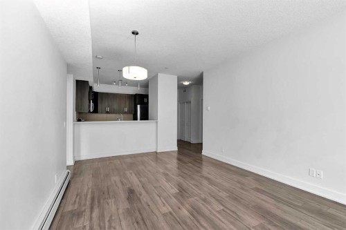 107-611 Edmonton Trail Ne, Calgary, AB - Indoor Photo Showing Living Room