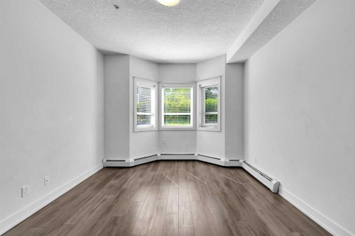 107-611 Edmonton Trail Ne, Calgary, AB - Indoor Photo Showing Bedroom