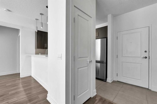 107-611 Edmonton Trail Ne, Calgary, AB - Indoor Photo Showing Kitchen With Double Sink With Upgraded Kitchen