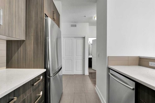107-611 Edmonton Trail Ne, Calgary, AB - Indoor Photo Showing Kitchen