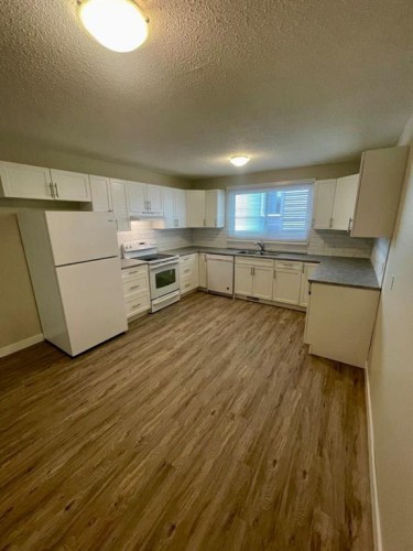 4824 Varsity Drive Nw, Calgary, AB - Indoor Photo Showing Kitchen