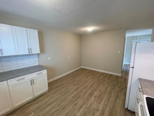 4824 Varsity Drive Nw, Calgary, AB - Indoor Photo Showing Kitchen