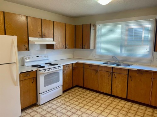 4824 Varsity Drive Nw, Calgary, AB - Indoor Photo Showing Kitchen With Double Sink