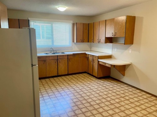 4824 Varsity Drive Nw, Calgary, AB - Indoor Photo Showing Kitchen With Double Sink