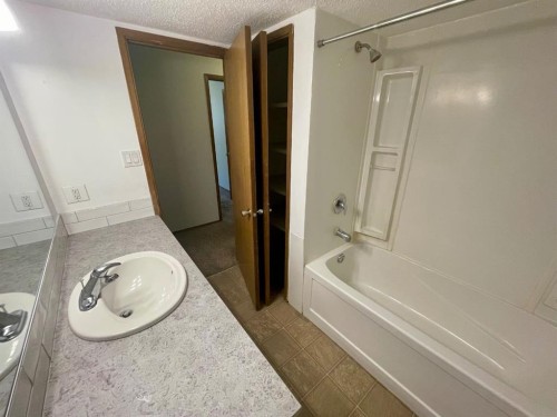 4824 Varsity Drive Nw, Calgary, AB - Indoor Photo Showing Bathroom