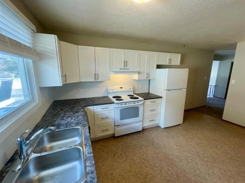 4824 Varsity Drive Nw, Calgary, AB - Indoor Photo Showing Kitchen With Double Sink