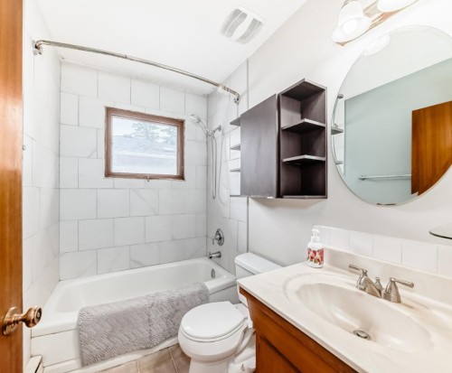6441 18A Street Se, Calgary, AB - Indoor Photo Showing Bathroom