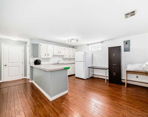6441 18A Street Se, Calgary, AB - Indoor Photo Showing Kitchen