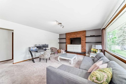 6441 18A Street Se, Calgary, AB - Indoor Photo Showing Living Room