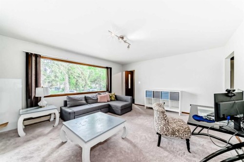 6441 18A Street Se, Calgary, AB - Indoor Photo Showing Living Room