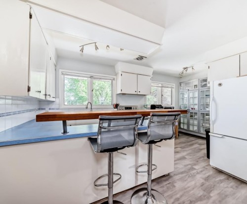 6441 18A Street Se, Calgary, AB - Indoor Photo Showing Kitchen