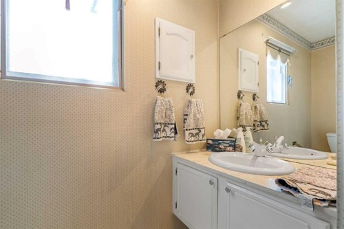 511 Willingdon Boulevard Se, Calgary, AB - Indoor Photo Showing Bathroom