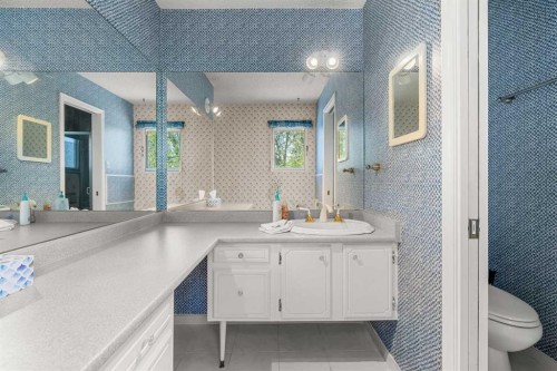 511 Willingdon Boulevard Se, Calgary, AB - Indoor Photo Showing Bathroom