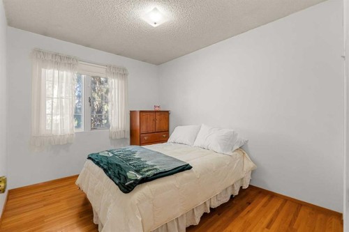 511 Willingdon Boulevard Se, Calgary, AB - Indoor Photo Showing Bedroom