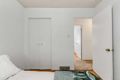 511 Willingdon Boulevard Se, Calgary, AB - Indoor Photo Showing Bedroom