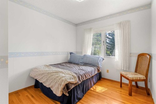511 Willingdon Boulevard Se, Calgary, AB - Indoor Photo Showing Bedroom