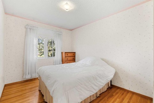 511 Willingdon Boulevard Se, Calgary, AB - Indoor Photo Showing Bedroom