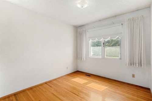 511 Willingdon Boulevard Se, Calgary, AB - Indoor Photo Showing Other Room
