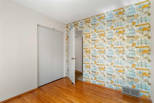 511 Willingdon Boulevard Se, Calgary, AB - Indoor Photo Showing Other Room