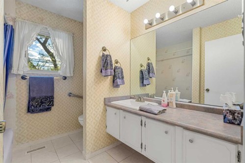 511 Willingdon Boulevard Se, Calgary, AB - Indoor Photo Showing Bathroom