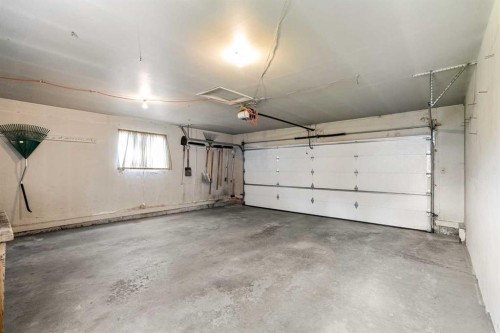 511 Willingdon Boulevard Se, Calgary, AB - Indoor Photo Showing Garage