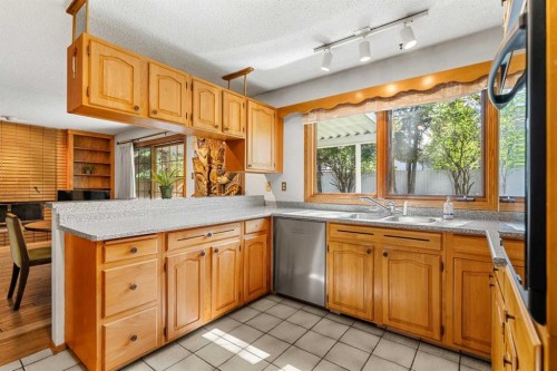 511 Willingdon Boulevard Se, Calgary, AB - Indoor Photo Showing Kitchen With Double Sink