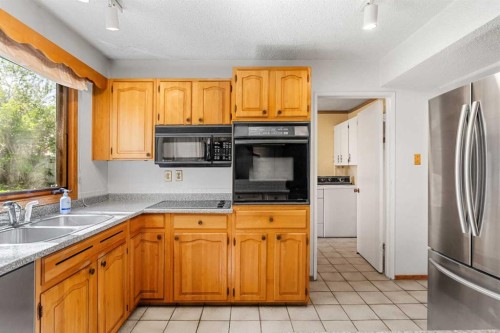 511 Willingdon Boulevard Se, Calgary, AB - Indoor Photo Showing Kitchen With Double Sink