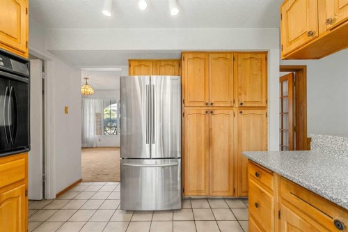 511 Willingdon Boulevard Se, Calgary, AB - Indoor Photo Showing Kitchen