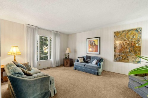 511 Willingdon Boulevard Se, Calgary, AB - Indoor Photo Showing Living Room