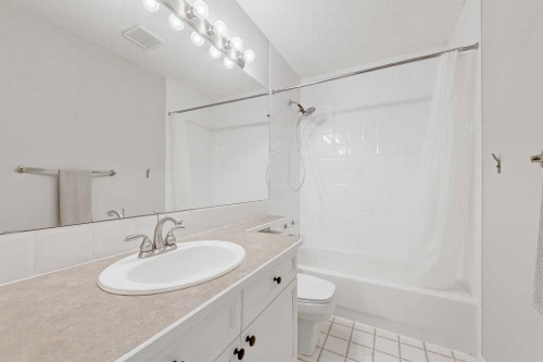 36 Mt Selkirk Close Se, Calgary, AB - Indoor Photo Showing Bathroom