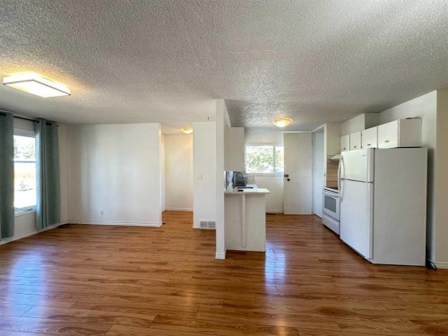 121 Huntford Close Ne, Calgary, AB - Indoor Photo Showing Kitchen
