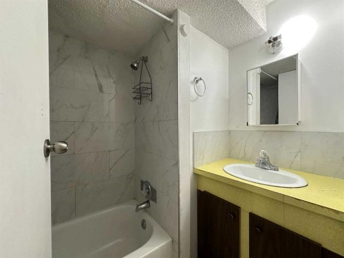 121 Huntford Close Ne, Calgary, AB - Indoor Photo Showing Bathroom