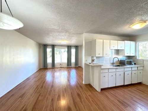 121 Huntford Close Ne, Calgary, AB - Indoor Photo Showing Kitchen