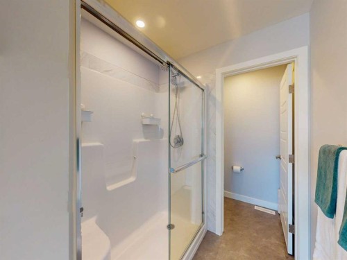 1842 Rangeview Drive Se, Calgary, AB - Indoor Photo Showing Bathroom