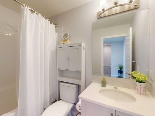 1842 Rangeview Drive Se, Calgary, AB - Indoor Photo Showing Bathroom