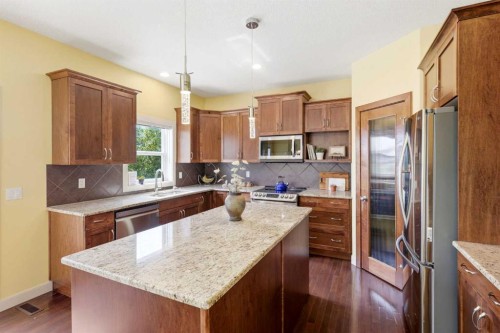 1605 Montgomery Way Se, High River, AB - Indoor Photo Showing Kitchen With Upgraded Kitchen