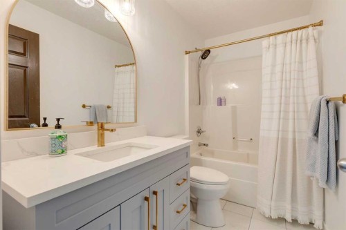 107 Aspen Stone Crescent Sw, Calgary, AB - Indoor Photo Showing Bathroom