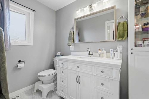 804 Downey Place, Okotoks, AB - Indoor Photo Showing Bathroom