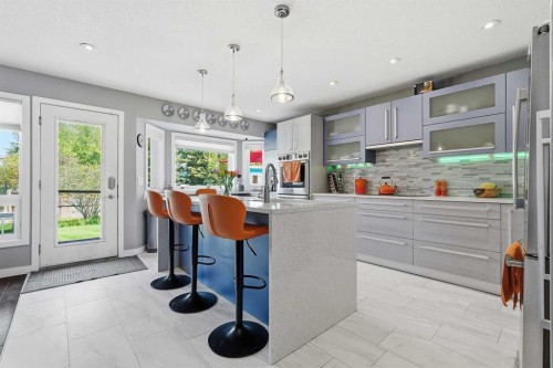 804 Downey Place, Okotoks, AB - Indoor Photo Showing Kitchen With Upgraded Kitchen