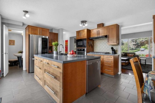 348 Midlake Boulevard Se, Calgary, AB - Indoor Photo Showing Kitchen