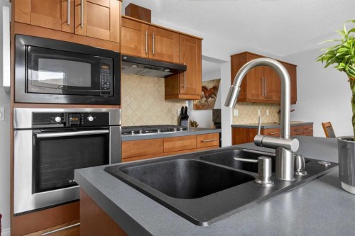 348 Midlake Boulevard Se, Calgary, AB - Indoor Photo Showing Kitchen With Double Sink