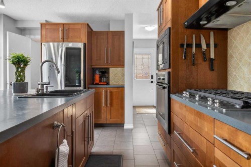348 Midlake Boulevard Se, Calgary, AB - Indoor Photo Showing Kitchen