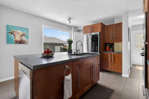 348 Midlake Boulevard Se, Calgary, AB - Indoor Photo Showing Kitchen