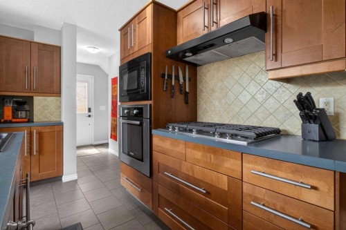 348 Midlake Boulevard Se, Calgary, AB - Indoor Photo Showing Kitchen