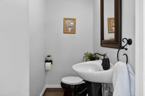 348 Midlake Boulevard Se, Calgary, AB - Indoor Photo Showing Bathroom