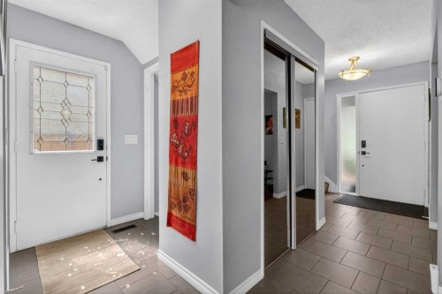 348 Midlake Boulevard Se, Calgary, AB - Indoor Photo Showing Other Room