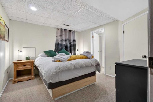 348 Midlake Boulevard Se, Calgary, AB - Indoor Photo Showing Bedroom