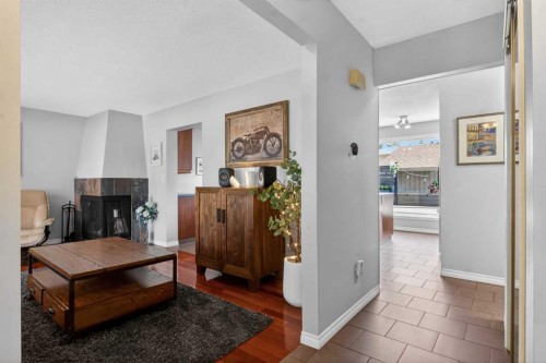 348 Midlake Boulevard Se, Calgary, AB - Indoor
