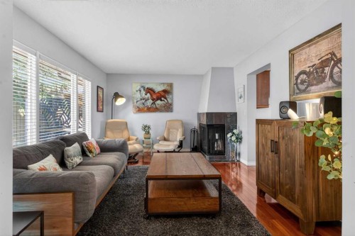 348 Midlake Boulevard Se, Calgary, AB - Indoor Photo Showing Living Room