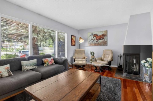 348 Midlake Boulevard Se, Calgary, AB - Indoor Photo Showing Living Room